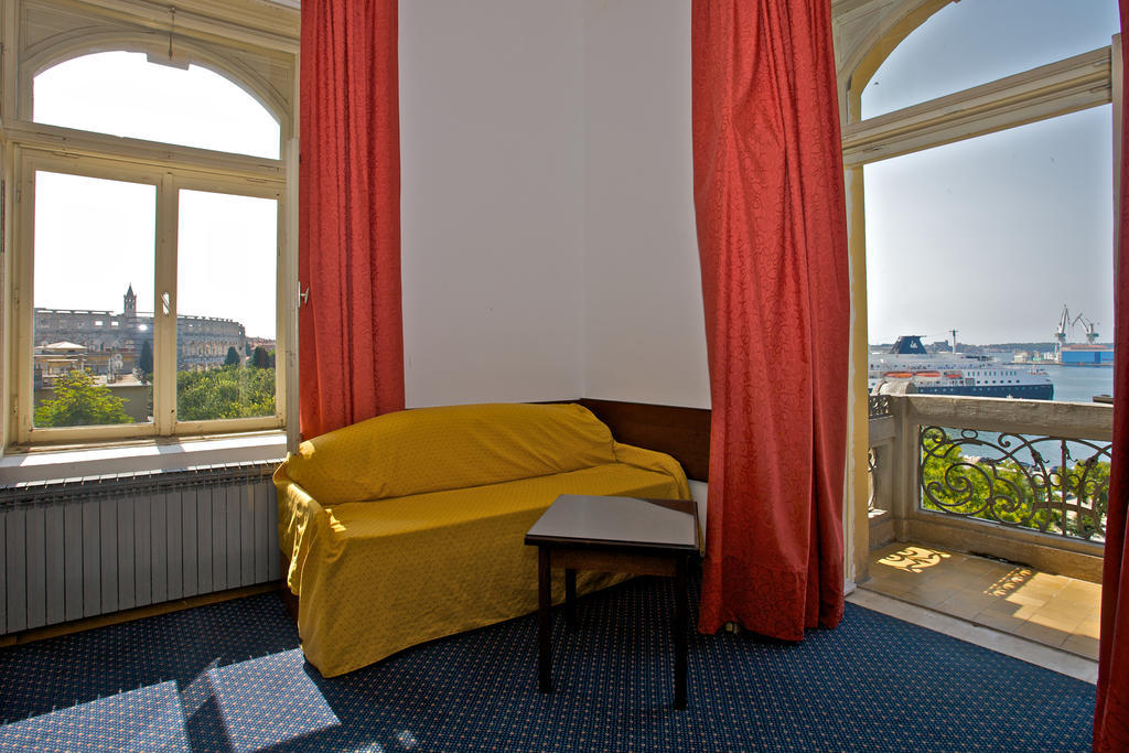 Guest House Hotel Riviera Pula Ngoại thất bức ảnh