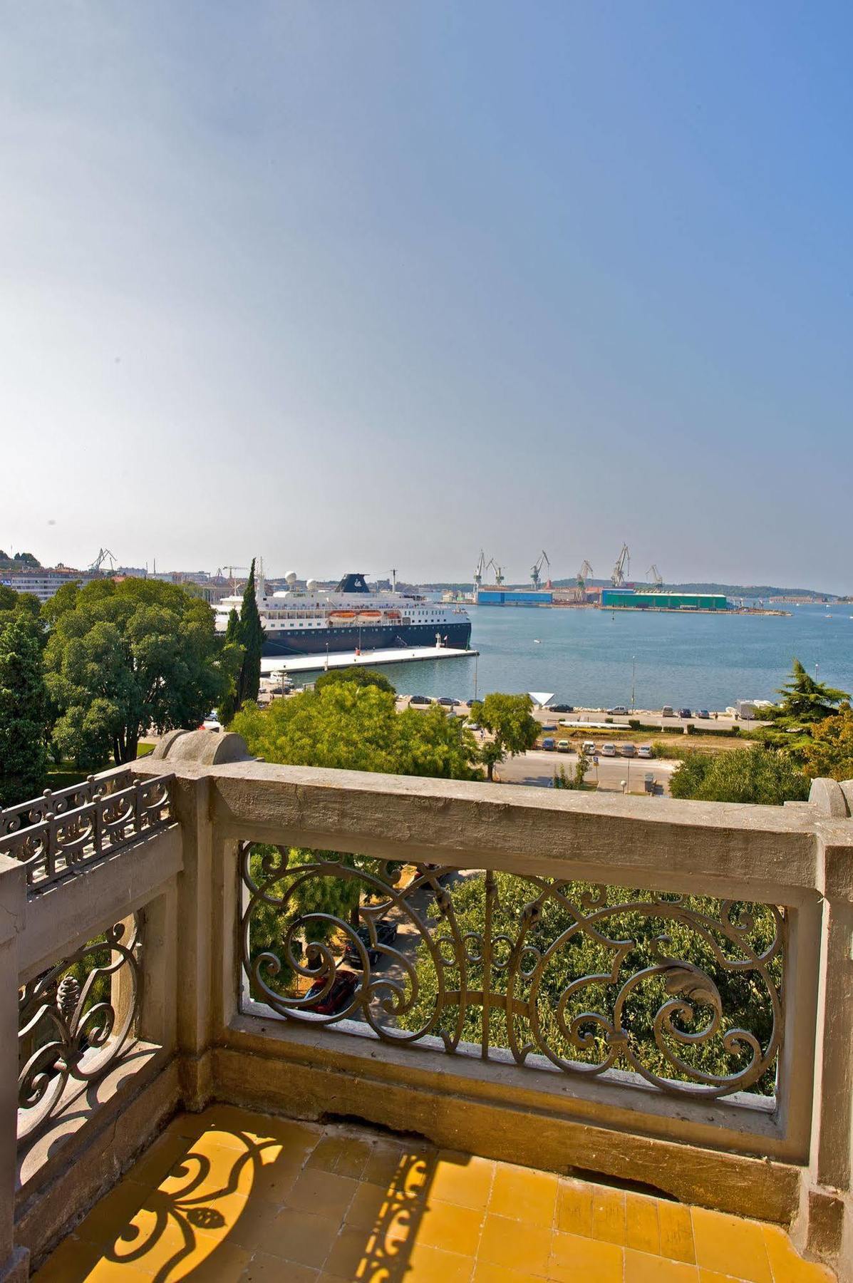 Guest House Hotel Riviera Pula Ngoại thất bức ảnh