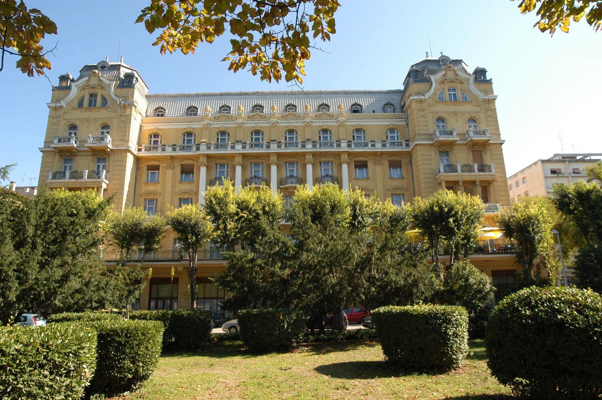 Guest House Hotel Riviera Pula Ngoại thất bức ảnh